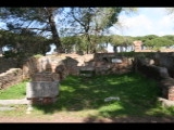 02607 ostia - regio ii - insula ix - aula del gruppo di marte e venere (ii,ix,3) - decumanus maximus - vorgelagerter laden - gesehen von sueden.jpg